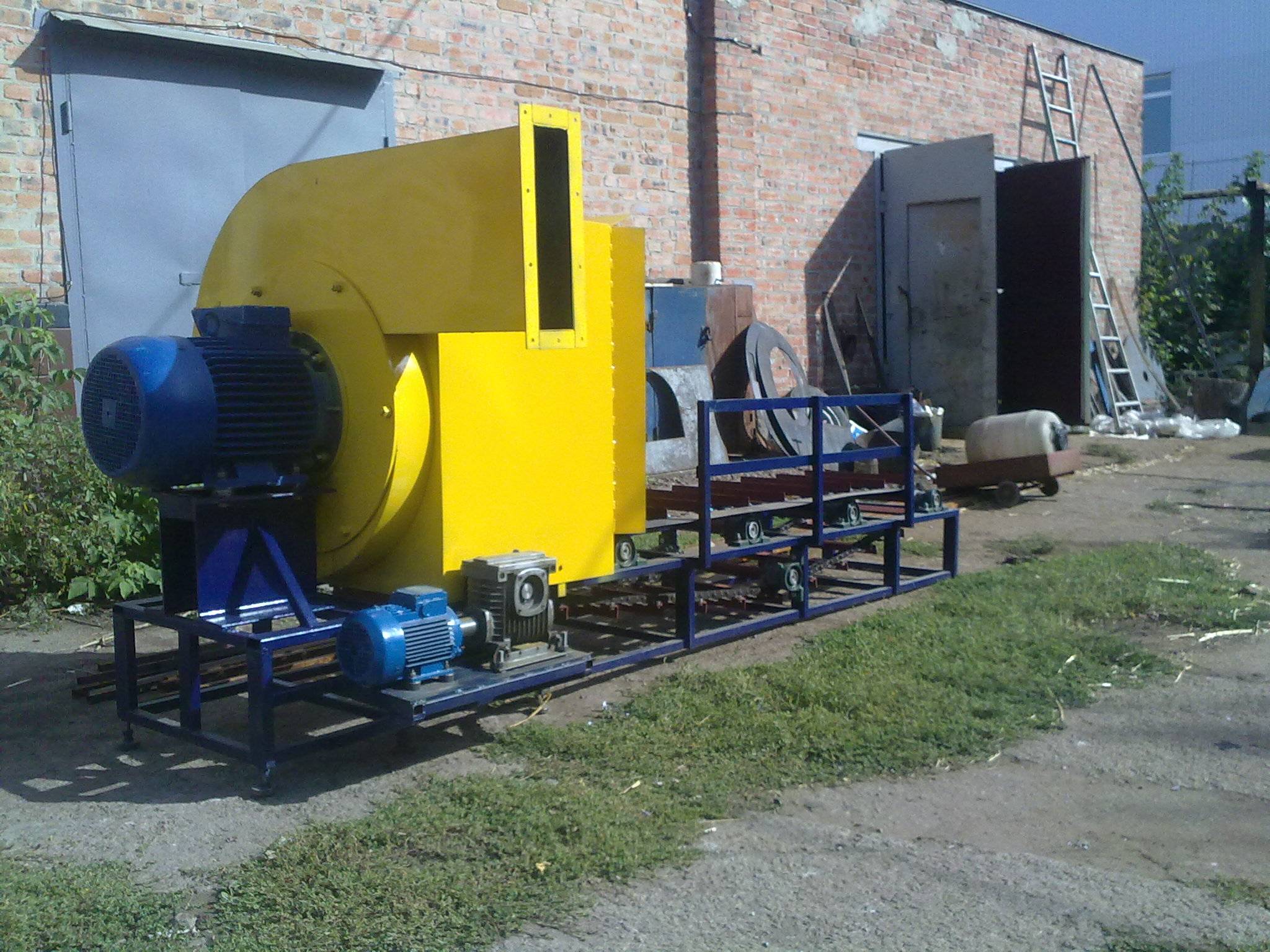 ИЗМЕЛЬЧИТЕЛЬ   СОЛОМЫ   С    ГОРИЗОНТАЛЬНОЙ ЗАГРУЗКОЙ   И   ПРЯМОУГОЛЬНЫМ   ЗАГРУЗОЧНЫМ БУНКЕРОМ.