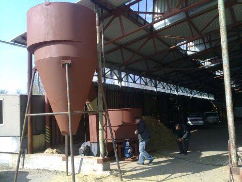 ИЗМЕЛЬЧИТЕЛЬ СОЛОМЫ С ВЕРТИКАЛЬНОЙ ЗАГРУЗКОЙ.