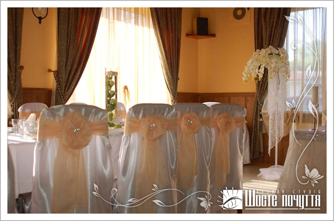 Декор свадебного зала. Чехлы на стулья.