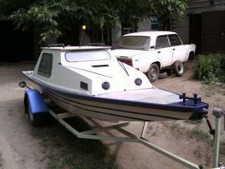 Моторний човен з фанери